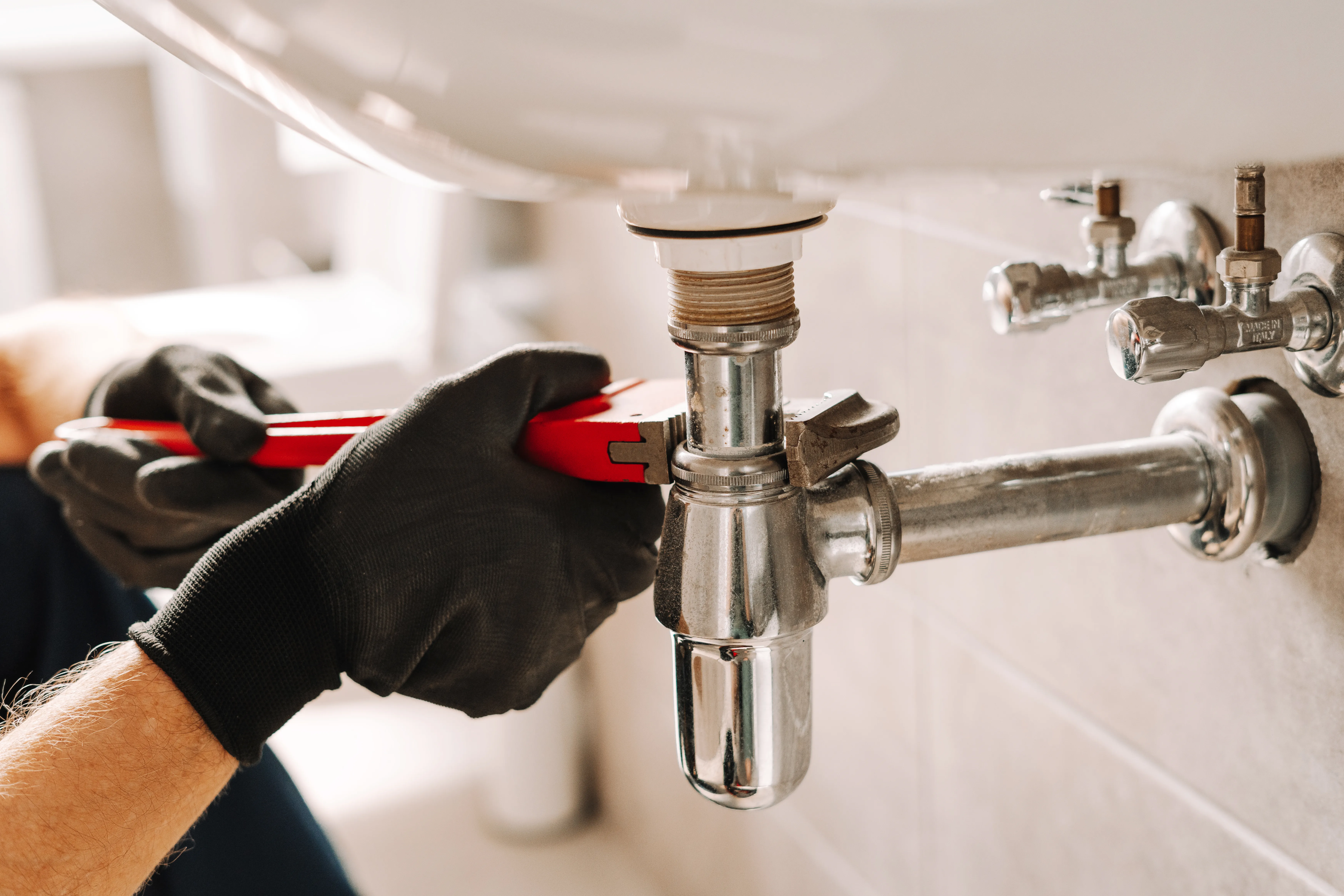 Intervention sur la conduite d’évacuation sous un lavabo