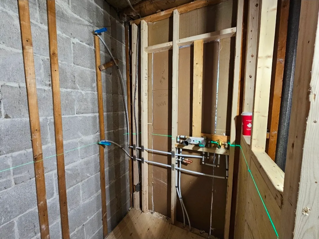 Installation de plomberie brute dans une pièce en rénovation