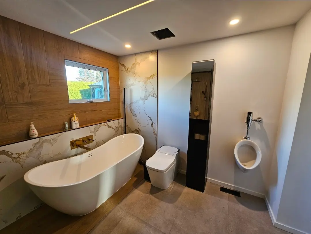 Salle de bain terminée avec baignoire autoportante et douche vitrée